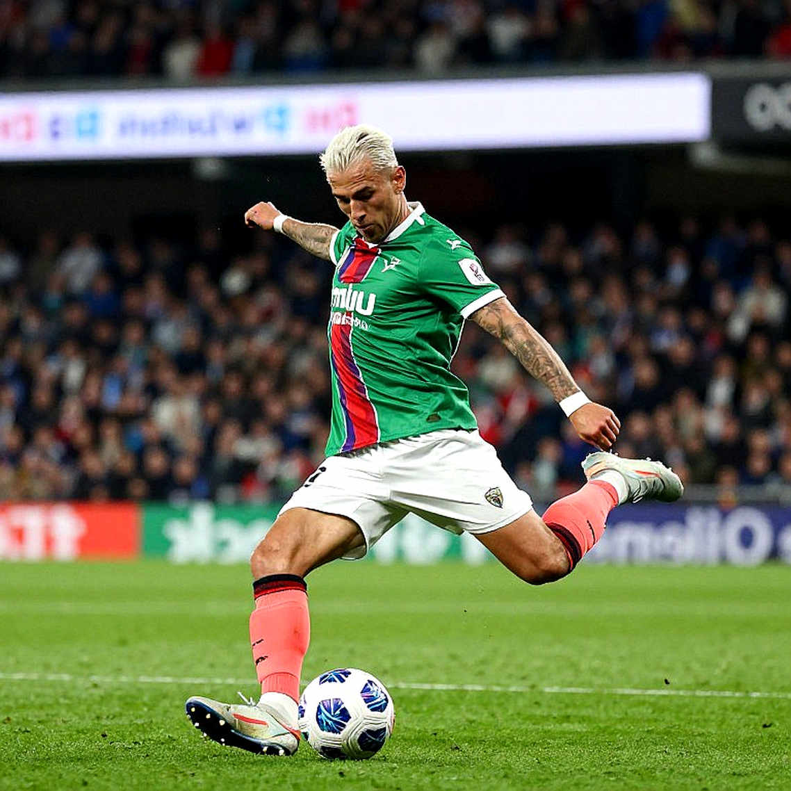 Lamine Yamal, tiếng la ó ở Sánchez Pizjuán và cái giá của việc trở thành mục tiêu