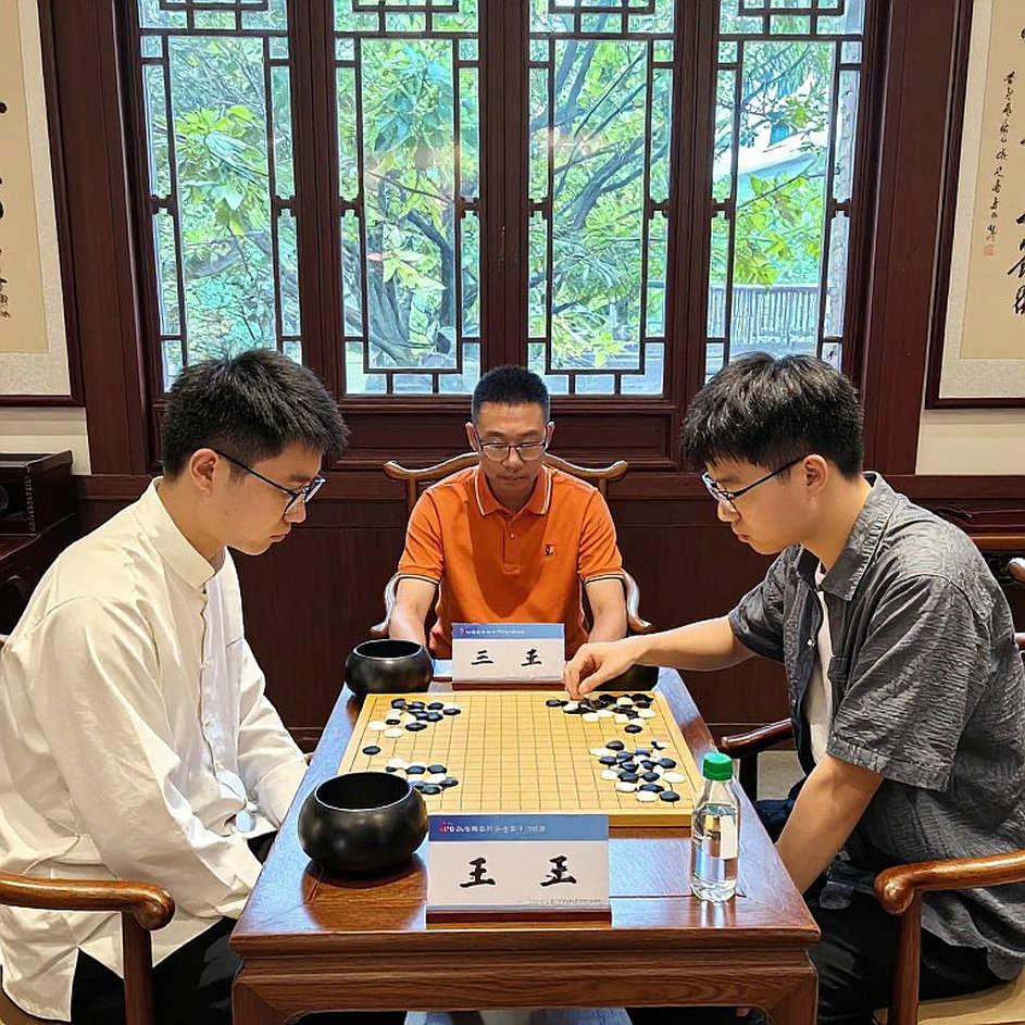 Khi tân vương đứng ngoài cửa phòng: Samarkand và khoảng lặng trước ván cờ đầu