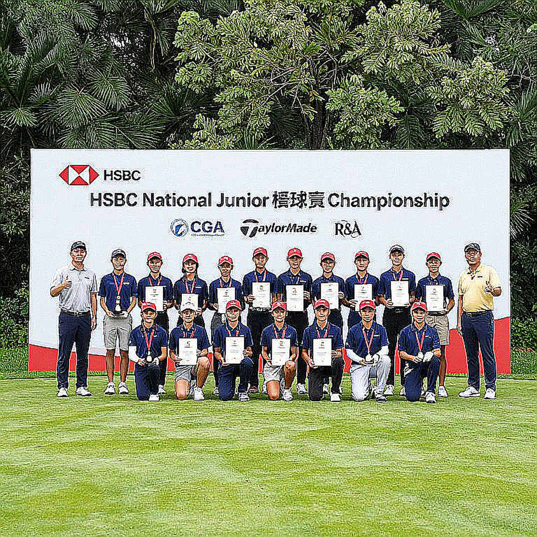Châm lỗ green và ranh giới mong manh giữa người chơi golf và người làm sân