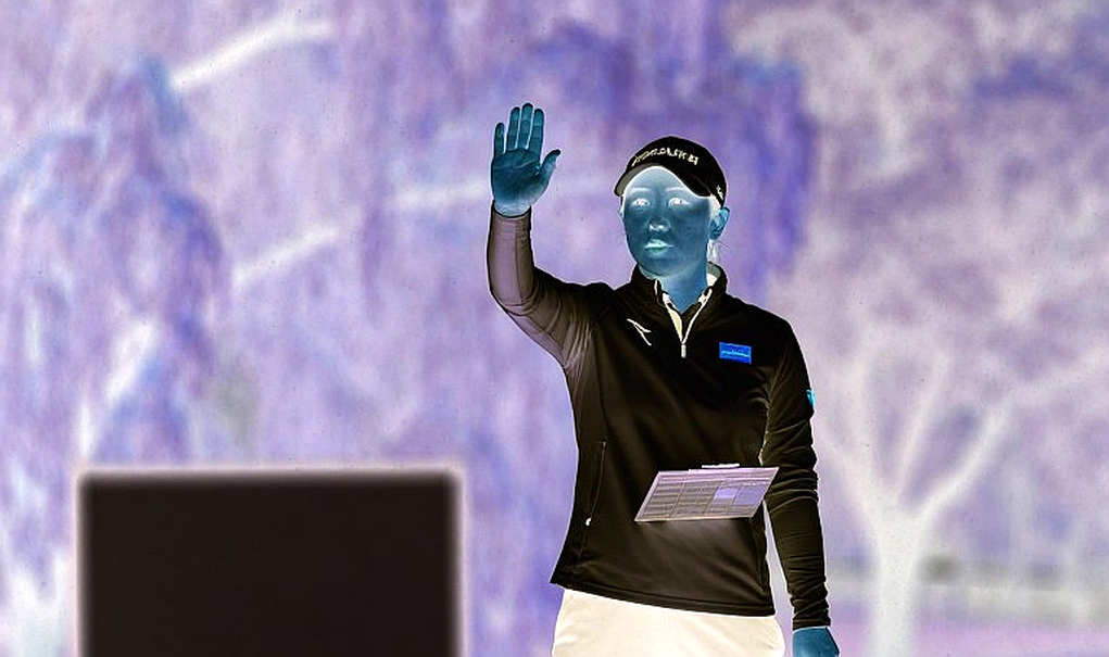 Chú chim giả bên hồ và trái bóng thật: Khi luật golf được quyết định bởi người không ai nhìn thấy
